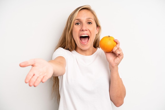 Jolie jeune femme adulte avec une orange