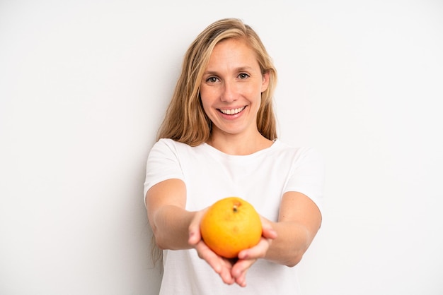 Jolie jeune femme adulte avec une orange