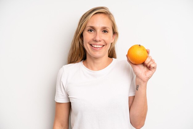 Jolie jeune femme adulte avec une orange