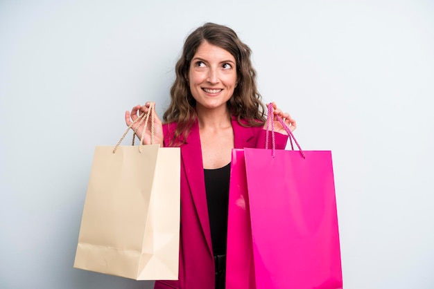 Jolie jeune femme adulte avec des sacs à provisions