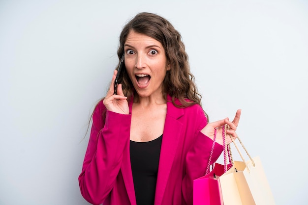 Jolie jeune femme adulte avec des sacs à provisions