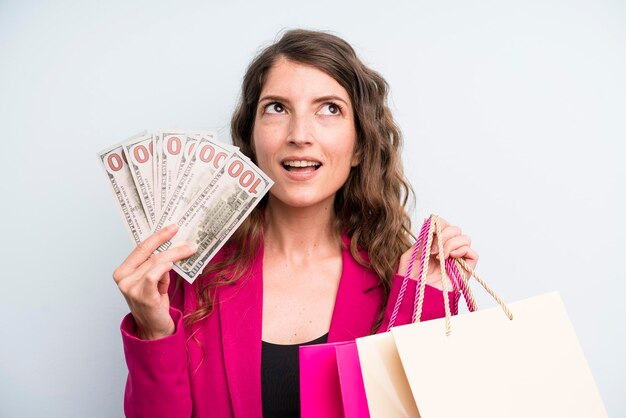 Jolie jeune femme adulte avec des sacs à provisions