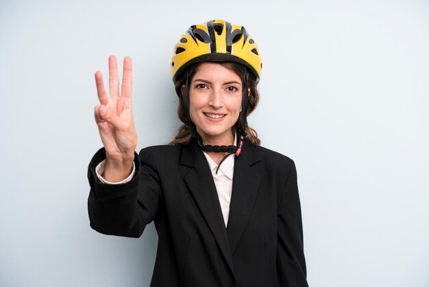 Jolie jeune femme d'affaires adulte avec un casque de vélo