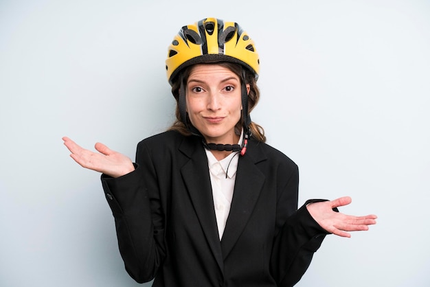 Jolie jeune femme d'affaires adulte avec un casque de vélo