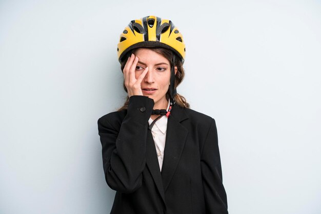 Jolie jeune femme d'affaires adulte avec un casque de vélo