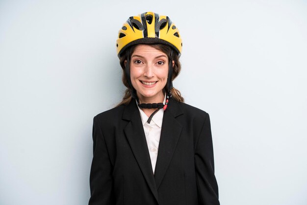 Jolie jeune femme d'affaires adulte avec un casque de vélo