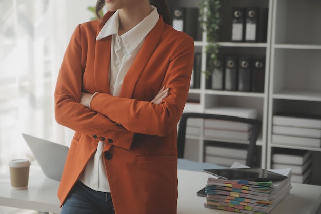 Jolie jeune femme d'affaires asiatique souriante travaillant au bureau à domicile