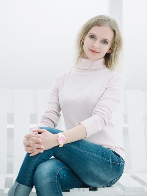 Jolie jeune femme d'affaires assise sur un canapé de bureau