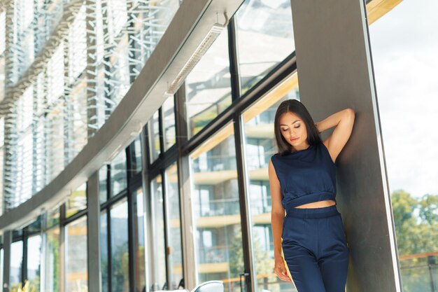 jolie jeune femme d'affaires confiante