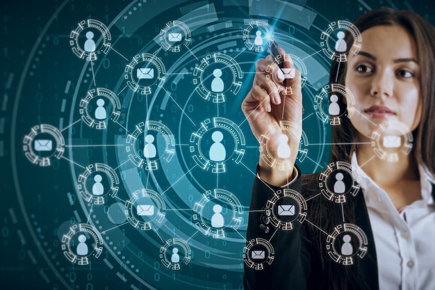 Jolie jeune femme d'affaires européenne utilisant une interface de réseau social créative sur fond sombre flou Media HR et internet concept Double exposition
