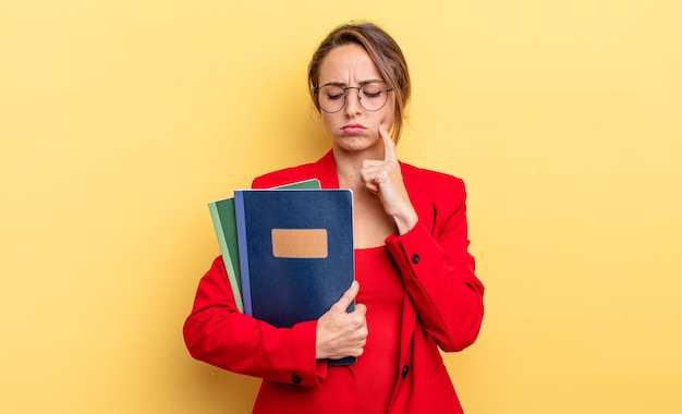 Jolie jeune femme d'affaires avec des livres