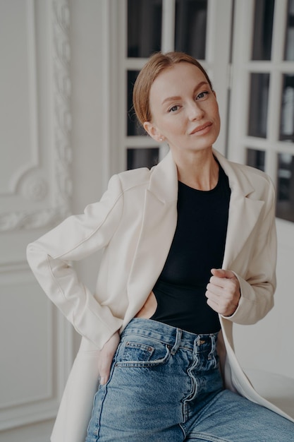 Jolie jeune femme d'affaires moderne portant des vêtements décontractés posant pour le portrait de la mode féminine