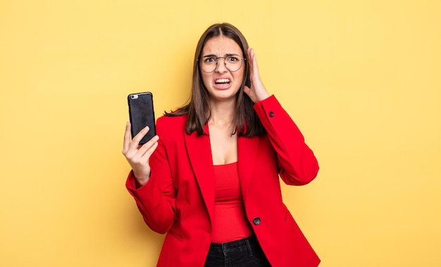 Jolie jeune femme d'affaires tenant un téléphone