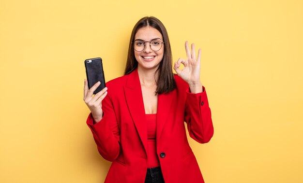 jolie jeune femme d'affaires tenant un téléphone