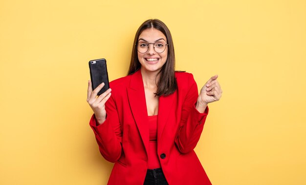 Jolie jeune femme d'affaires tenant un téléphone