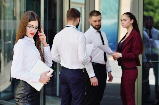 Jolie jeune femme d&#39;affaires