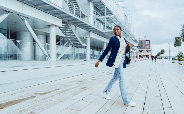 Jolie jeune femme africaine marchant dans la ville