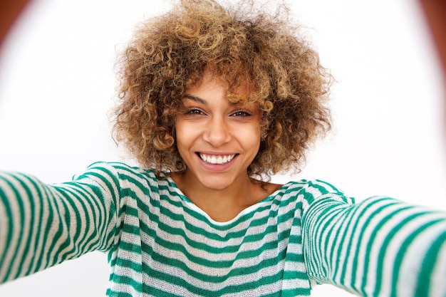 Photo jolie jeune femme afro-américaine prenant un selfie