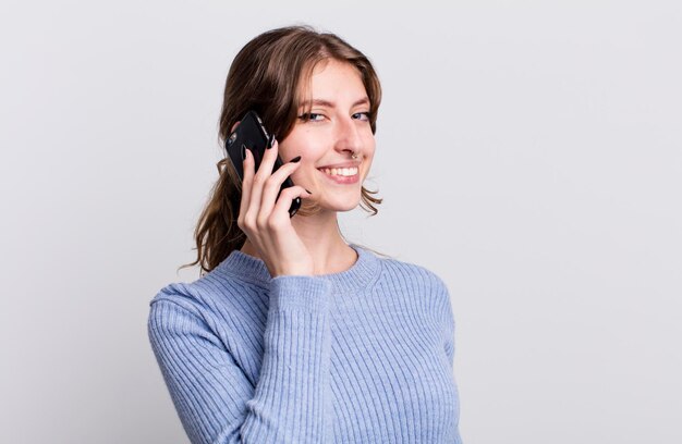 Jolie jeune femme à l'aide d'un smartphone