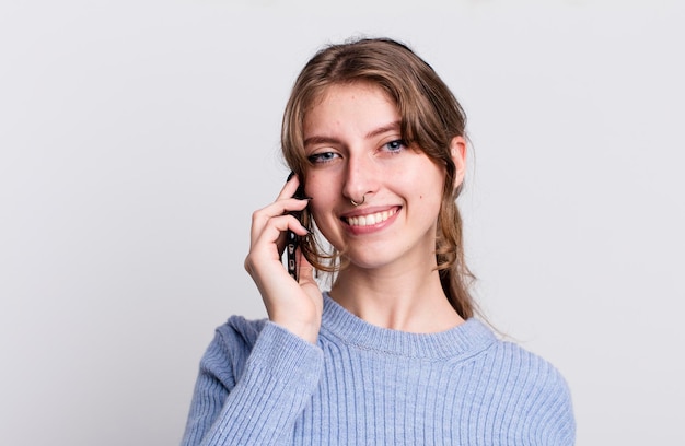 Jolie jeune femme à l'aide d'un smartphone