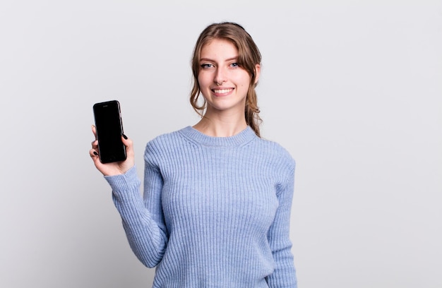 Jolie jeune femme à l'aide d'un smartphone