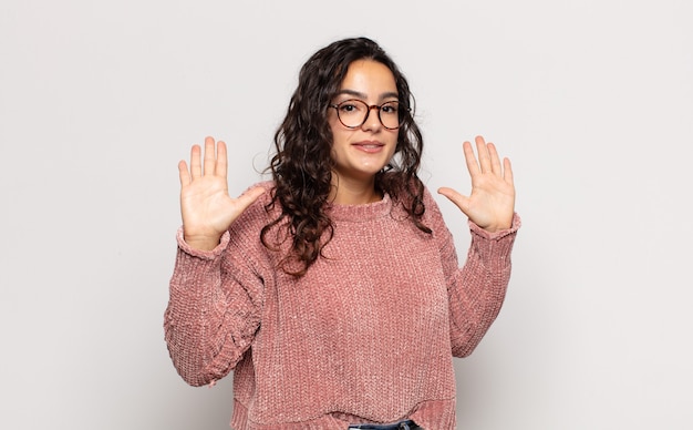 Jolie jeune femme à l'air nerveuse, anxieuse et inquiète, disant pas ma faute ou je ne l'ai pas fait