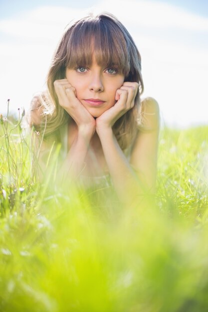 Jolie jeune femme allongée sur l&#39;herbe