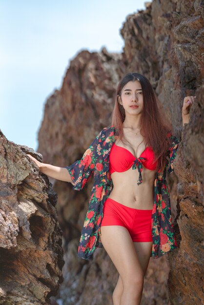 Jolie jeune femme asiatique en bikini heureuse sur la belle plage en vacances d'été