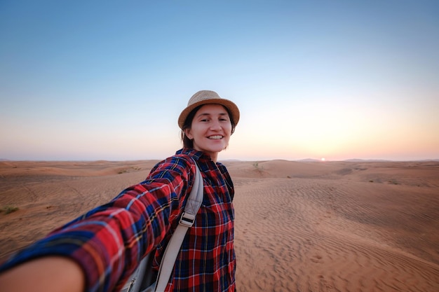 Jolie jeune femme asiatique en chemise à carreaux dans le désert
