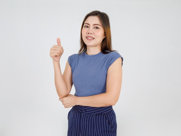 Jolie Jeune Femme Asiatique Souriante Et Ravie De Proposer Une Offre Intéressante Et Un Choix Par Pouce Levé Pour Une Notification De Campagne Et De Promotion Incroyable Recommandée.