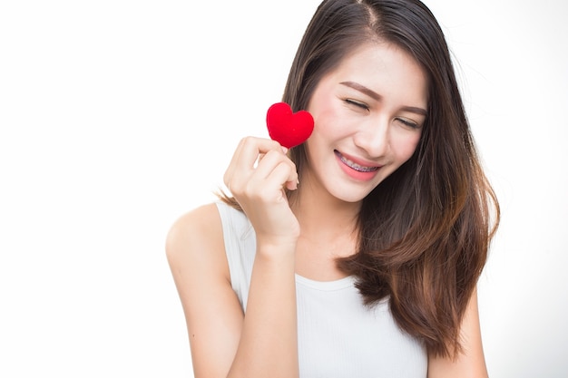 Jolie jeune femme attirante avec coeur rouge. Portrait d&#39;art de la Saint-Valentin.