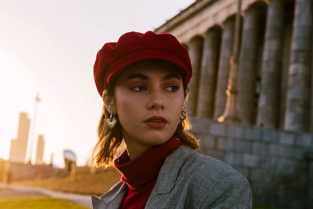 Photo une jolie jeune femme au bonnet rouge à la recherche de suite