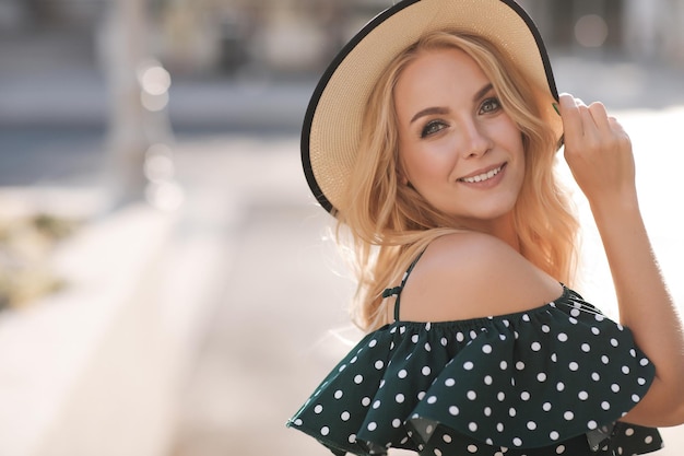 jolie jeune femme au chapeau en plein air