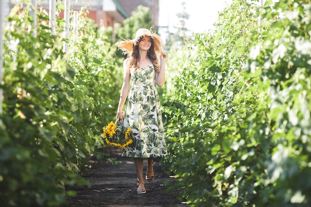 Jolie jeune femme au tournesol.