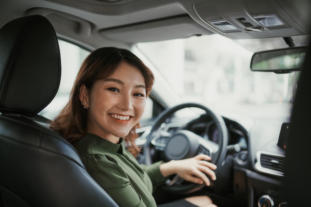 Jolie jeune femme au volant d'une voiture