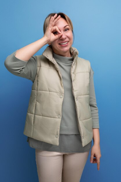 Jolie jeune femme aux cheveux blancs dans un air printanier souriant et amical