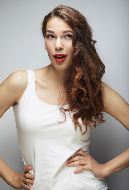 Jolie jeune femme aux cheveux bouclés