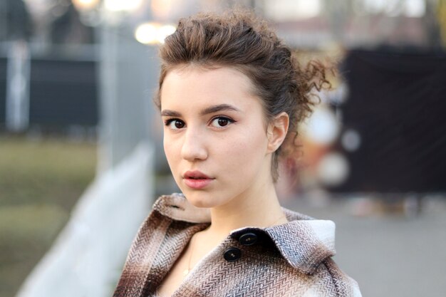 Jolie Jeune Femme Aux Cheveux Bouclés