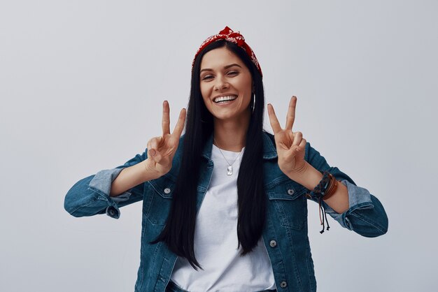 Jolie jeune femme en bandana et gesticulant