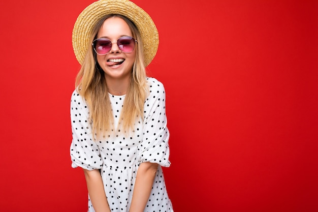 Jolie jeune femme blonde drôle étonnante portant des vêtements élégants de tous les jours et des lunettes de soleil modernes