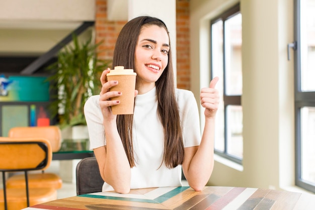 Jolie jeune femme avec un café chaud à la maison design d'intérieur