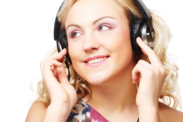 Jolie jeune femme avec un casque