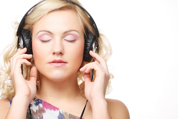 Jolie jeune femme avec un casque