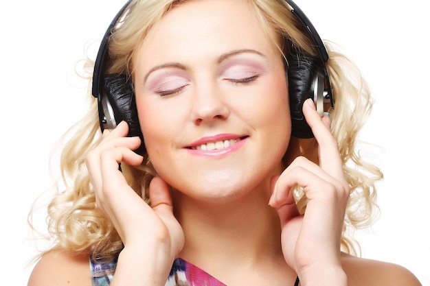 Jolie jeune femme avec un casque