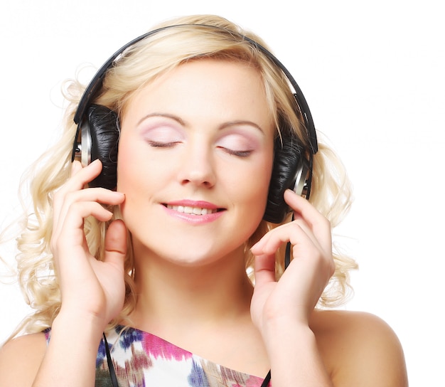 Jolie jeune femme avec un casque