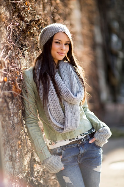 Jolie jeune femme avec une casquette dans le parc