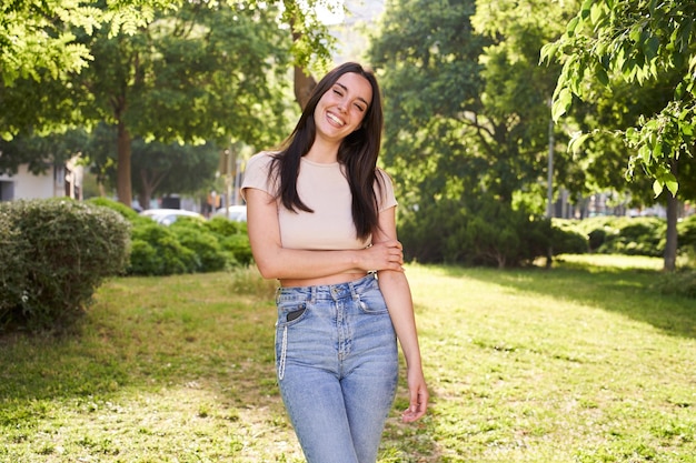 Une jolie jeune femme caucasienne souriante, les bras croisés, regardant la caméra, des gens heureux et beaux.