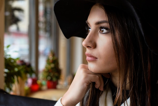 Jolie jeune femme avec un chapeau