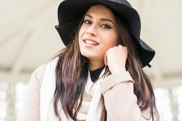 Jolie jeune femme avec chapeau