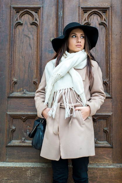 Jolie jeune femme avec chapeau